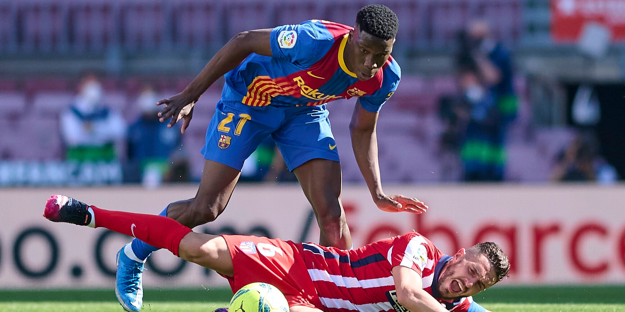 Ilaix Moriba lluita per la pilota contra Koke | Europa Press