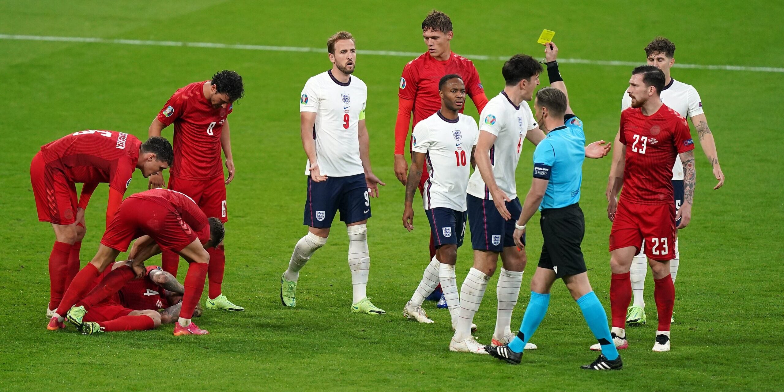 Makkelie mostra una targeta groga a la semifinal de l'Eurocopa | Europa Press