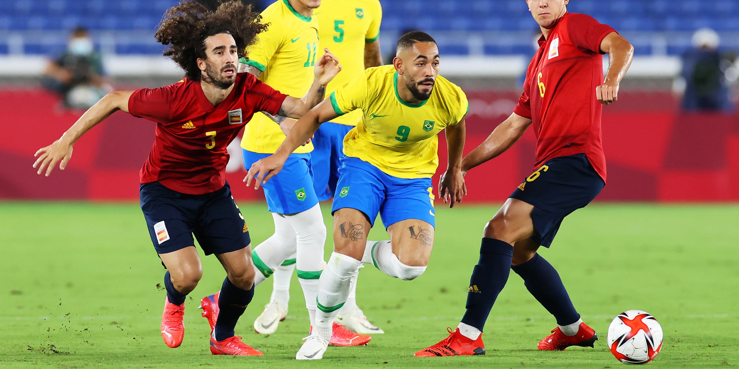Els jugadors d'Espanya i del Brasil disputen la final dels Jocs Olímpics | Twitter selecció espanyola de futbol