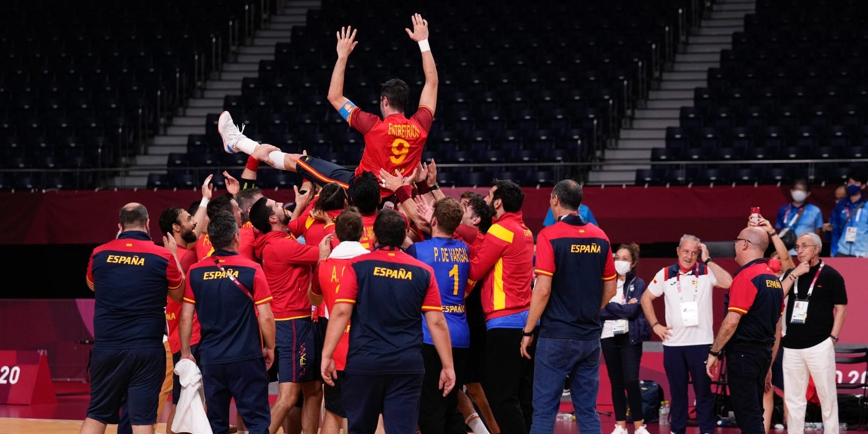 Els jugadors de la selecció espanyola mantegen Raúl Entrerríos | Twitter Comitè Olímpic Espanyol
