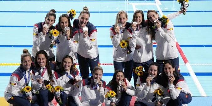 Les jugadores de la selecció espanyola de waterpola després de rebre la medalla de plata | Twitter Comitè Olímpic Espanyol
