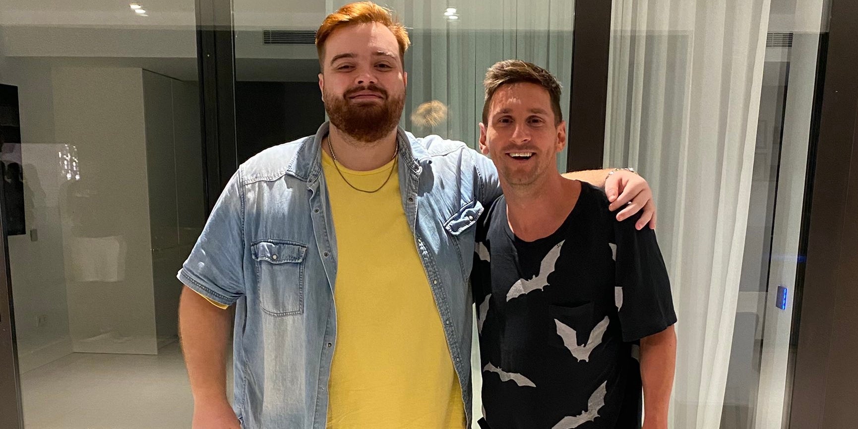 Ibai Llanos i Leo Messi es fotografien durant el sopar de comiat de l'argentí | Twitter Ibai Llanos