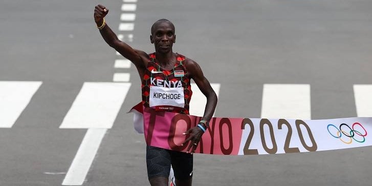 Eliud Kipchoge creua la línia de meta a la marató | Twitter Comtiè Olímpic de Kènia