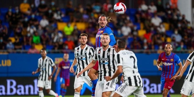 Els jugadors del Barça i la Juventus disputen una pilota durant el partit | Twitter FC Barcelona