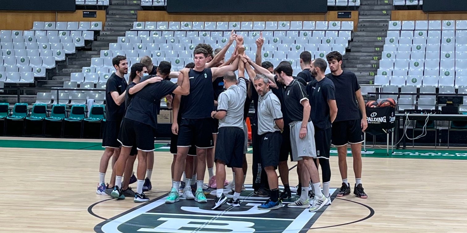 Els jugadors del Joventut de Badalona fan pinya abans d'entrenar | Twitter Penya