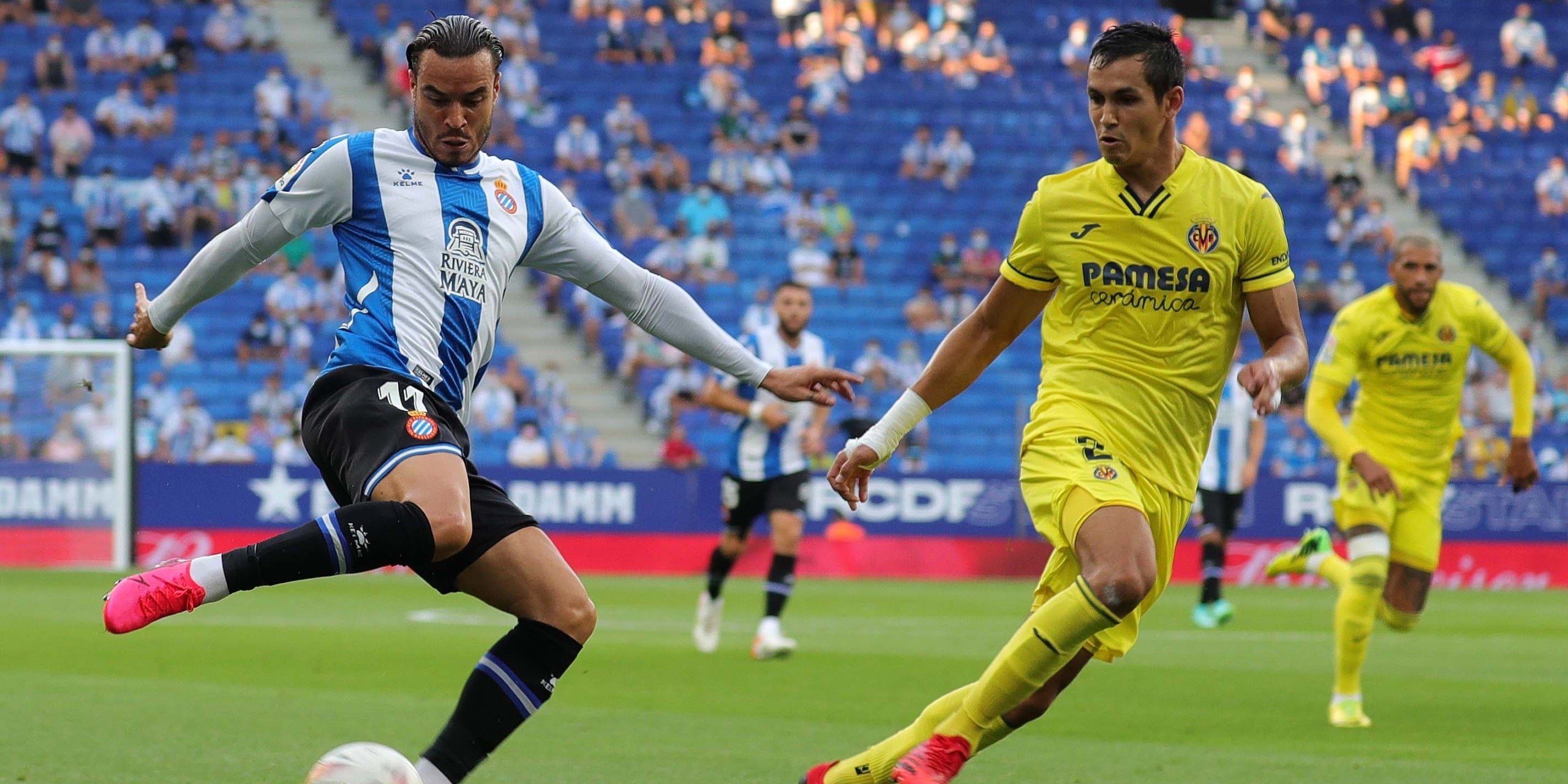 Raúl de Tomás disputa una pilota amb Mandi | RCD Espanyol