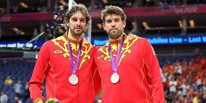 Marc i Pau Gasol es fotografien amb la medalla de pala a Londres 2012 | Twitter Comitè Olímpic Espanyol