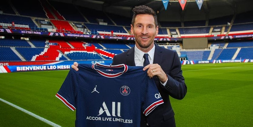 Leo Messi es fotografia amb la samarreta del PSG | Twitter PSG