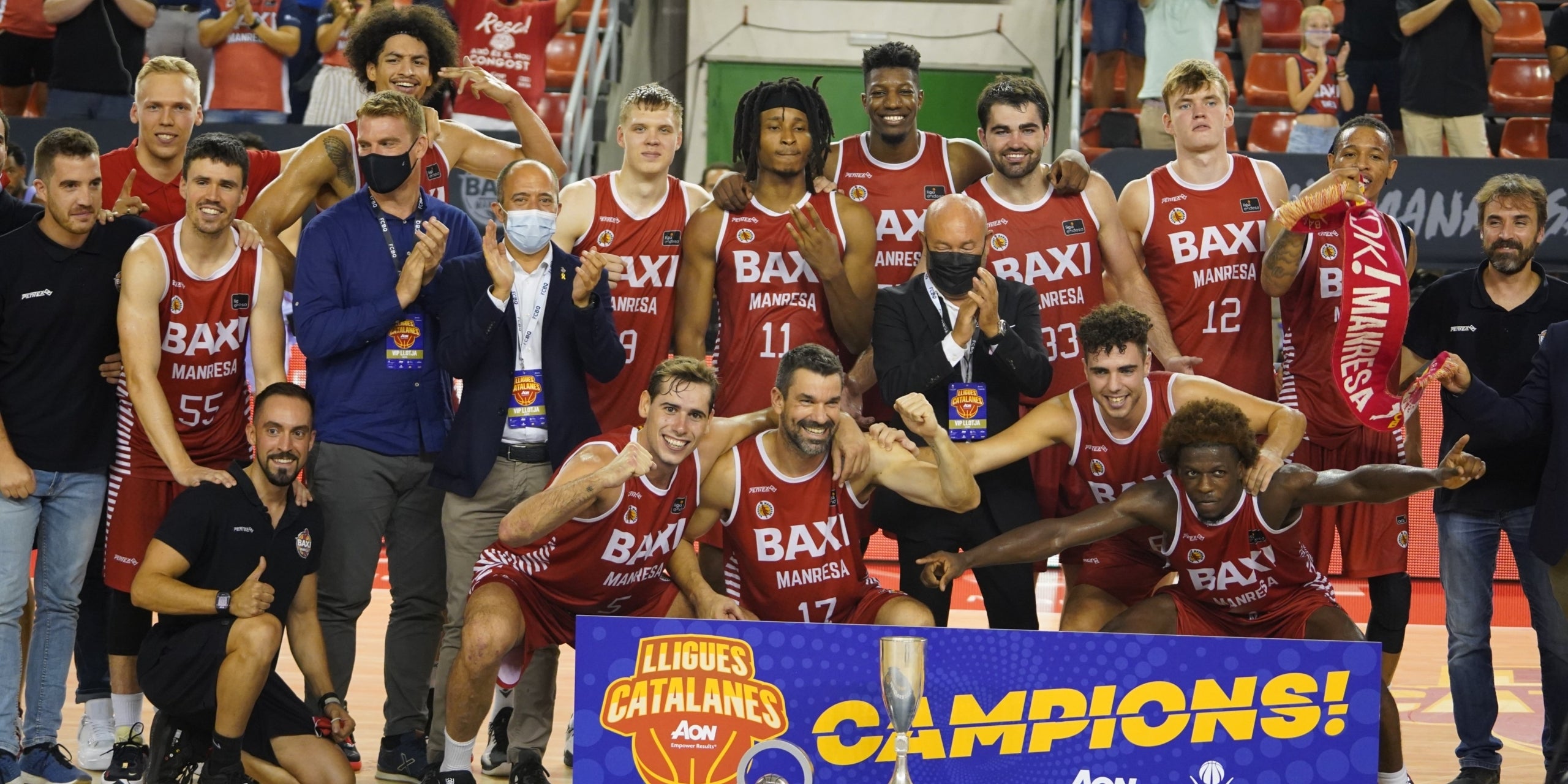 La plantilla del Manresa celebra la Lliga Catalana | Bàsquet Manresa