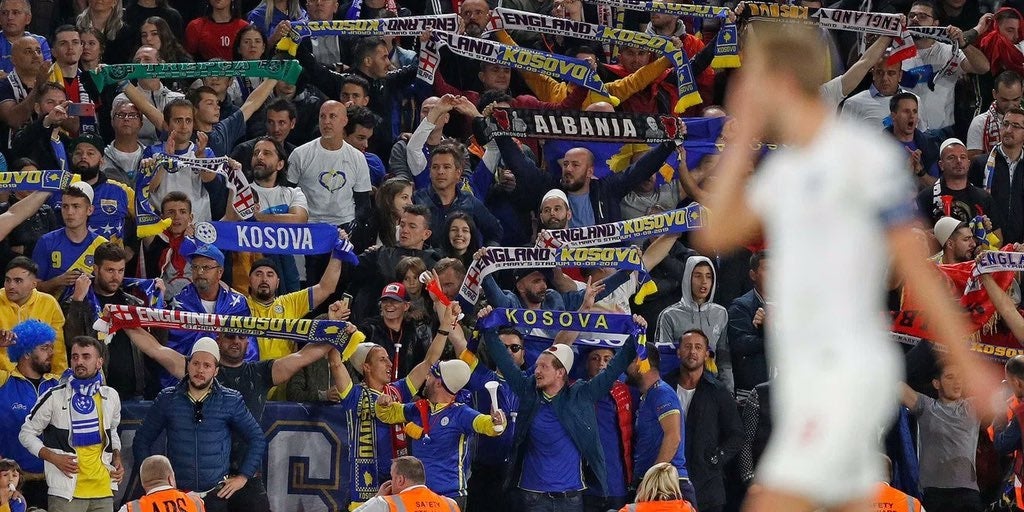Aficionats kosovars, durant el partit contra la selecció espanyola | Kosovo National Team 