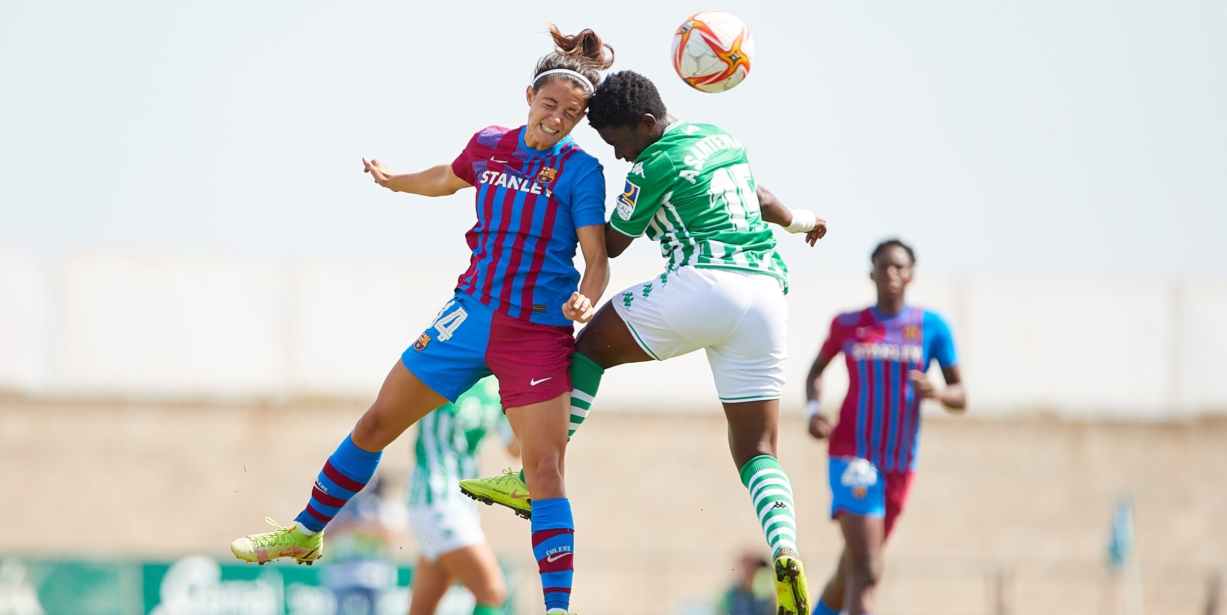 Aitana Bonmatí i Asantewaa disputen una pilota | FC Barcelona