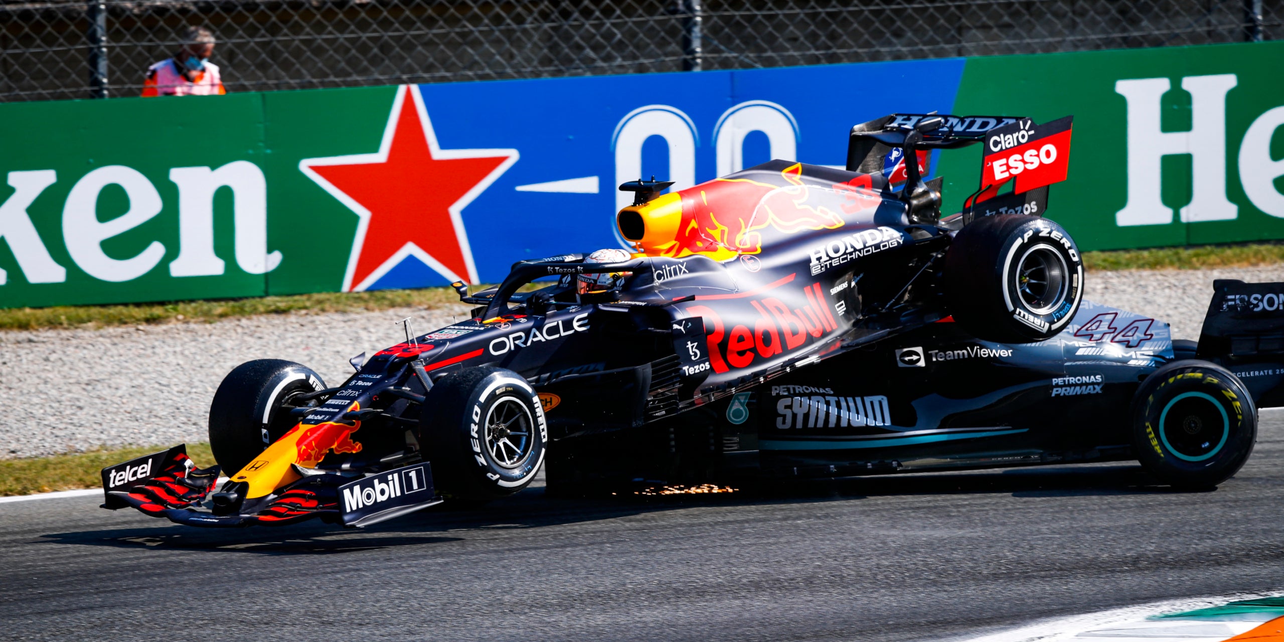 Max Verstappen i Lewis Hamilton pateixen un accident a Monza | Europa Press