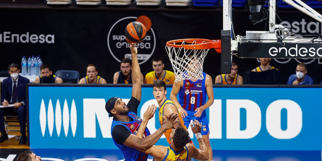 Brandon Davies encistella durant el partit contra el València | FC Barcelona