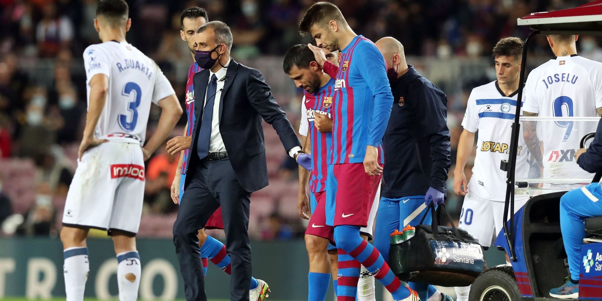 Agüero abandona el terreny de joc amb molèsties i rep el suport de Piqué | FC Barcelona