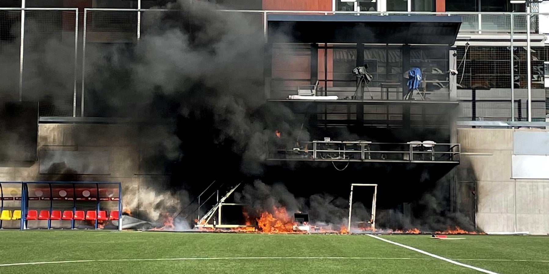 L'Estadi Nacional d'Andorra, en flames | Europa Press
