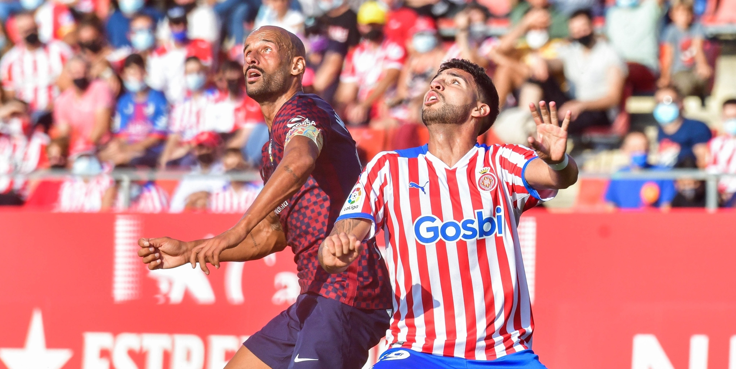 Nahuel Bustos lluita una pilota amb Mikel Rico | SD Osca