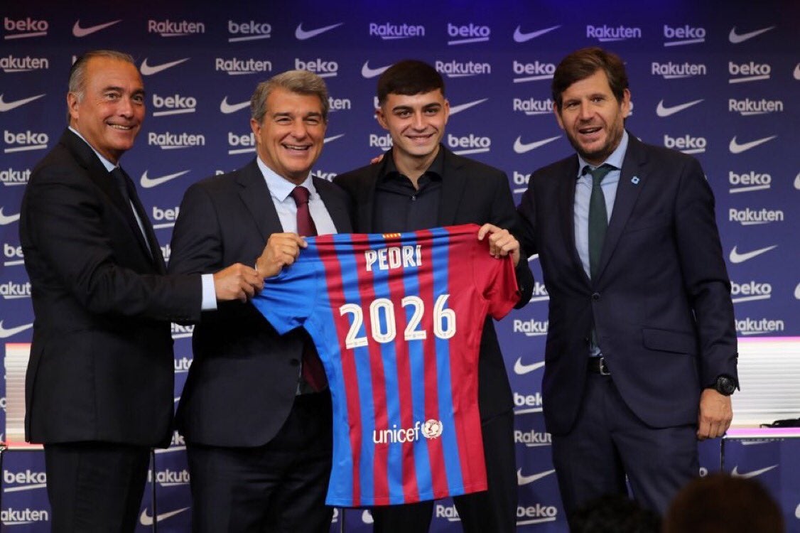 Pedri González, durant l'acte de la seva renovació | FC Barcelona