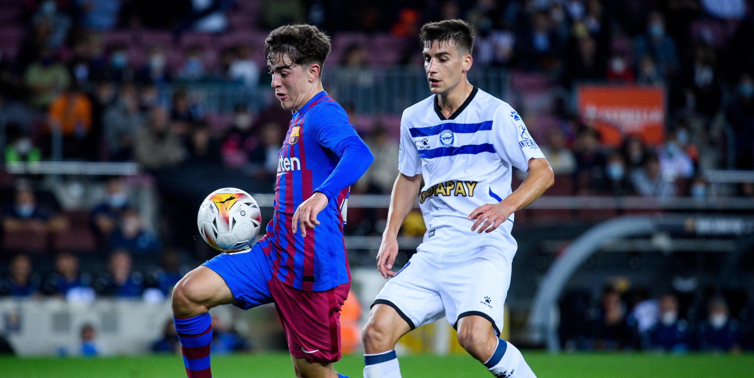 Gavi controla una pilota al partit contra l'Alabès | FC Barcelona