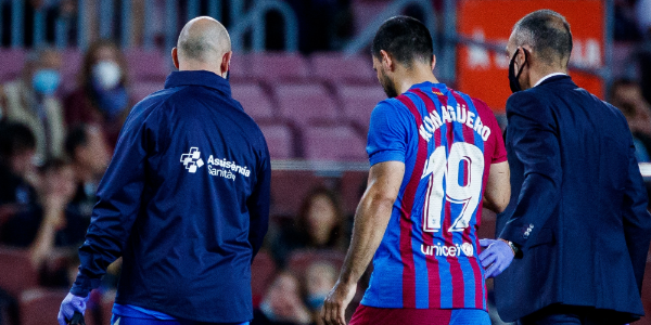 Agüero es retira amb molèsties del terreny de joc | FC Barcelona