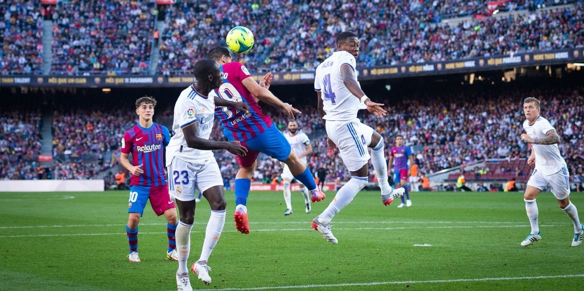 Agüero intenta una rematada durant el clàssic | FC Barcelona