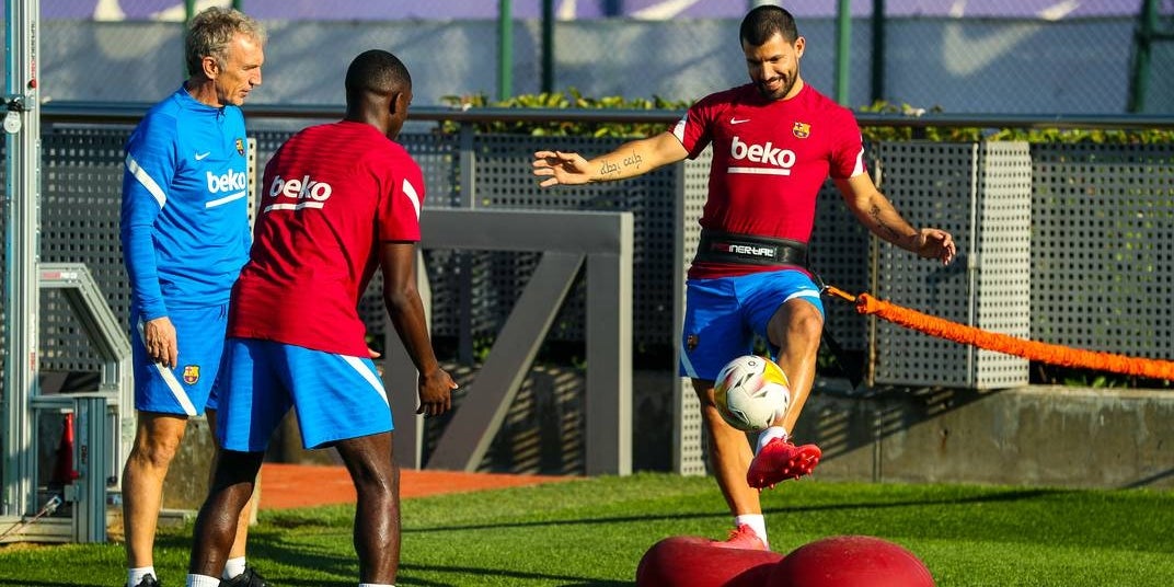 Ousmane Dembélé i el Kun Agüero, durant un entrenament | FC Barcelona
