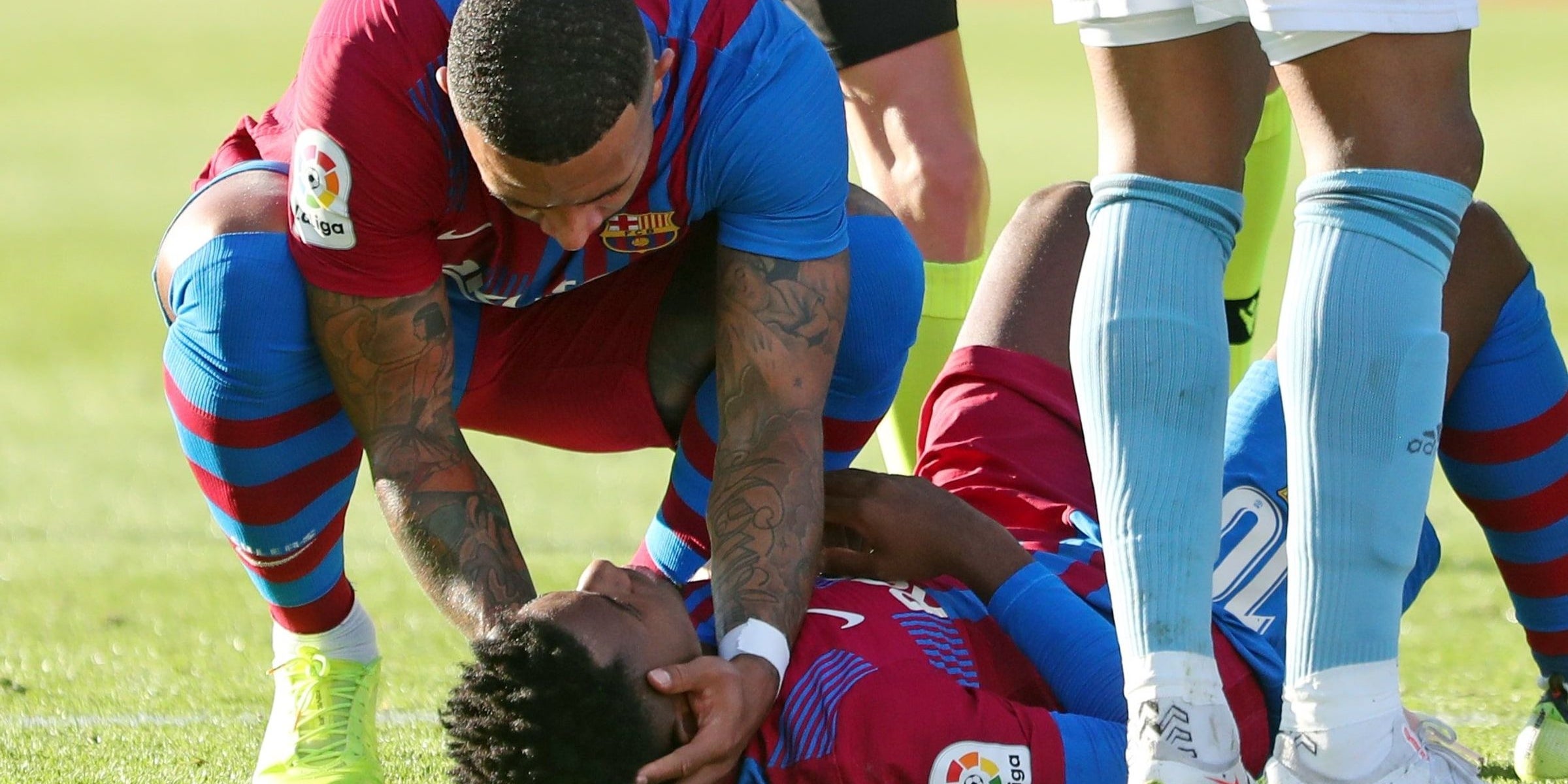 Memphis consola Ansu Fati després de lesionar-se | FC Barcelona