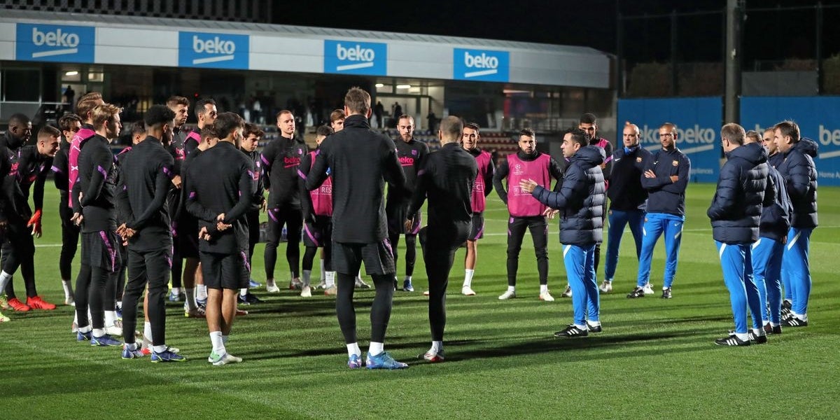 Xavi i la plantilla, durant un entrenament | FC Barcelona