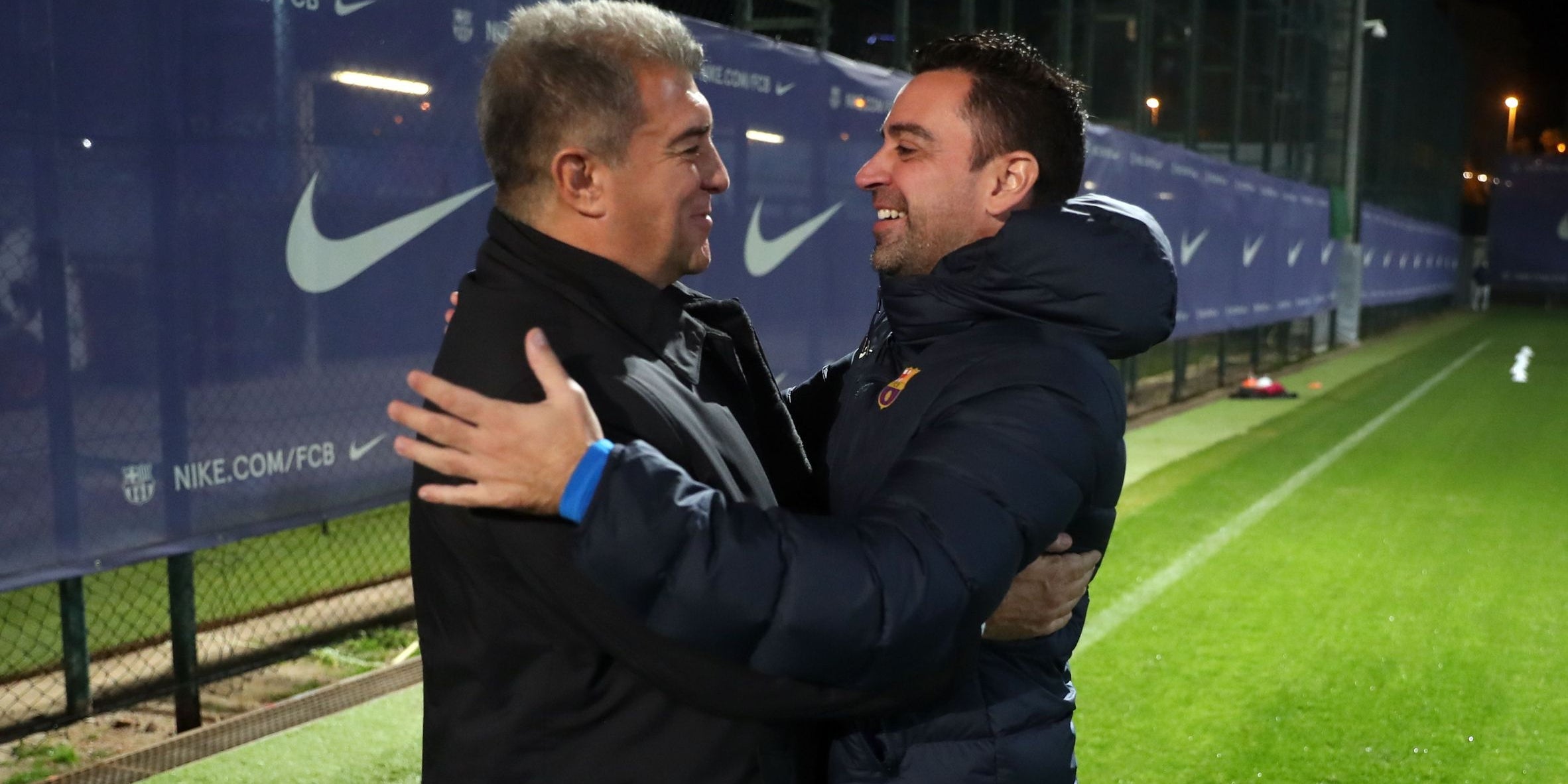 Xavi Hernández s'abraça amb Joan Laporta | FC Barcelona