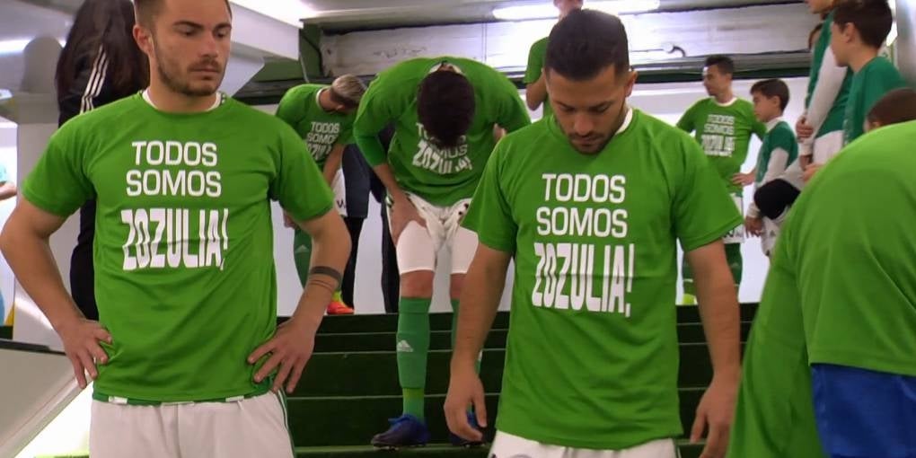 Els jugadors del Betis mostren el seu suport a Roman Zozulya