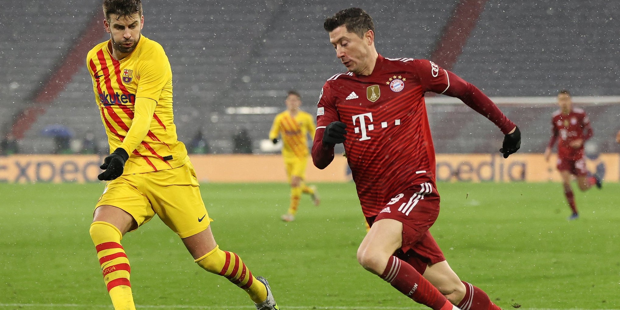 Gerard Piqué i Robert Lewandowski disputen una pilota | FC Bayen