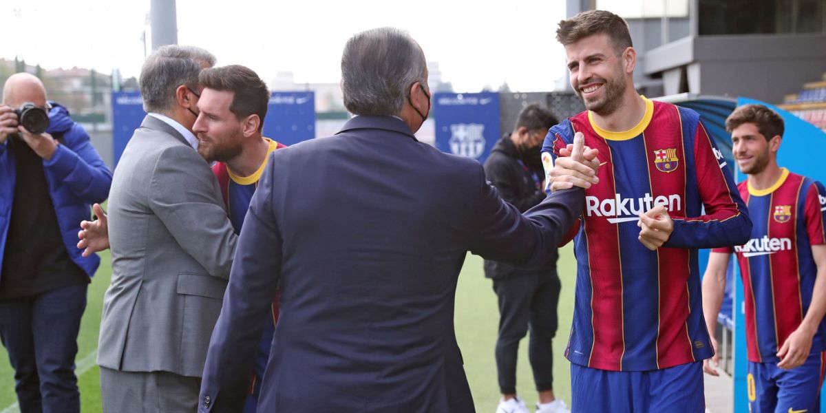 Laporta i Yuste, amb els jugadors del primer equip durant un entrenament | FC Barcelona