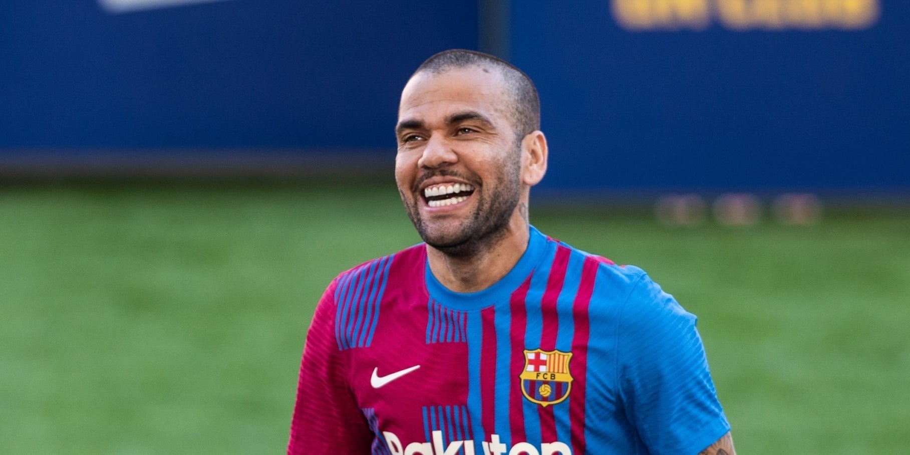 Dani Alves, feliç durant la seva segona presentació amb el Barça | Europa Press