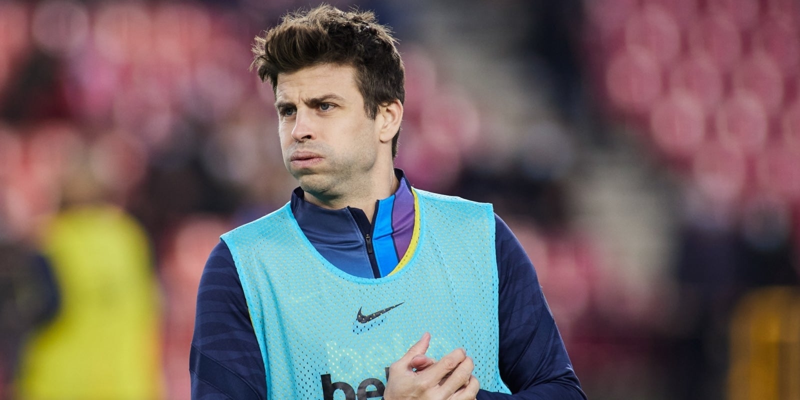 Gerard Piqué, escalfant durant la darrera jornada de Lliga | Europa Press