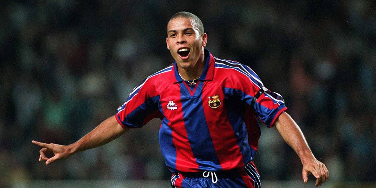 Ronaldo celebra un gol amb la samarreta del Barça | FC Barcelona