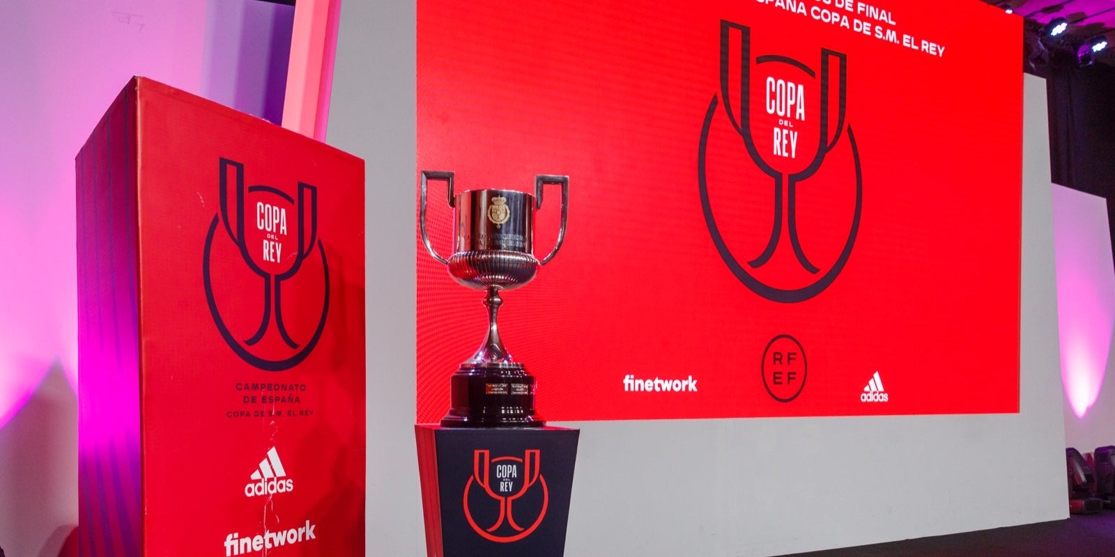 El trofeu de Copa, durant un sorteig | Europa Press