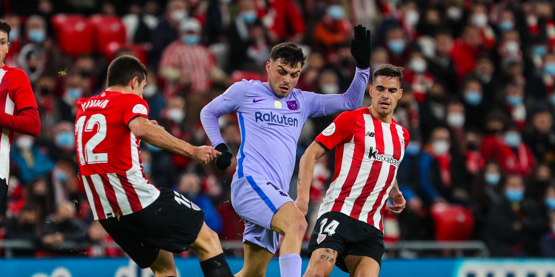Pedri, lluitant una pilota amb jugadors de l'Athletic | FC Barcelona