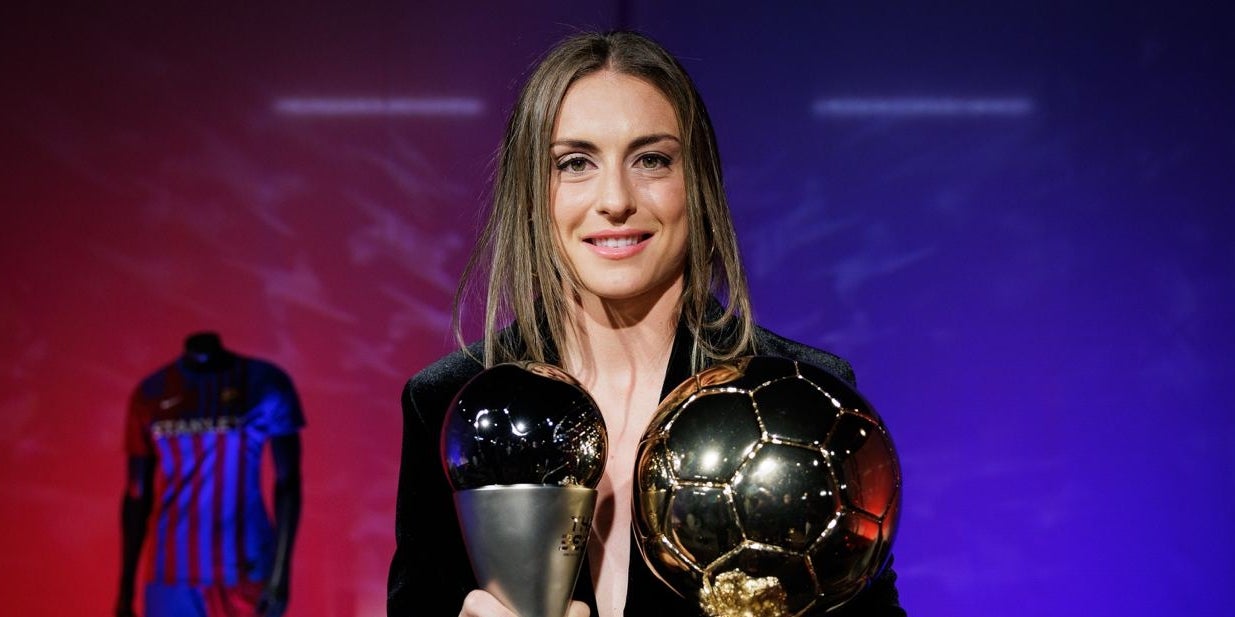 Alèxia Putellas posa con el premio The Best y el Balón de Oro, ambos del año 2021 | FC Barcelona
