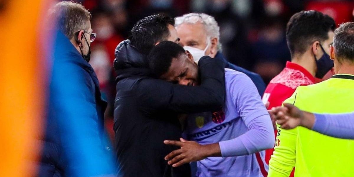 Xavi abraça Ansu després de la seva lesió | FC Barcelona