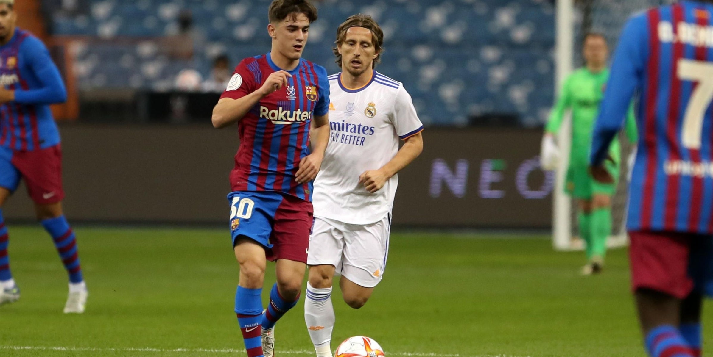 Gavi disputa una pelota con Luka Modric | FC Barcelona