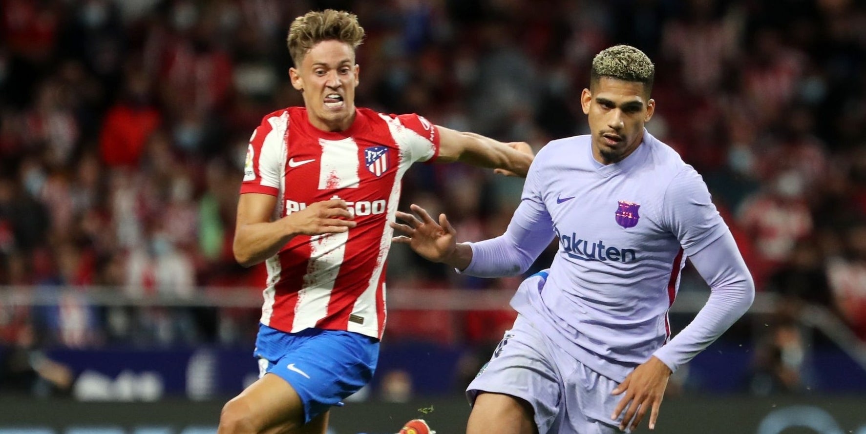 Ronald Araujo i Marcos Llorente disputen una pilota | FC Barcelona