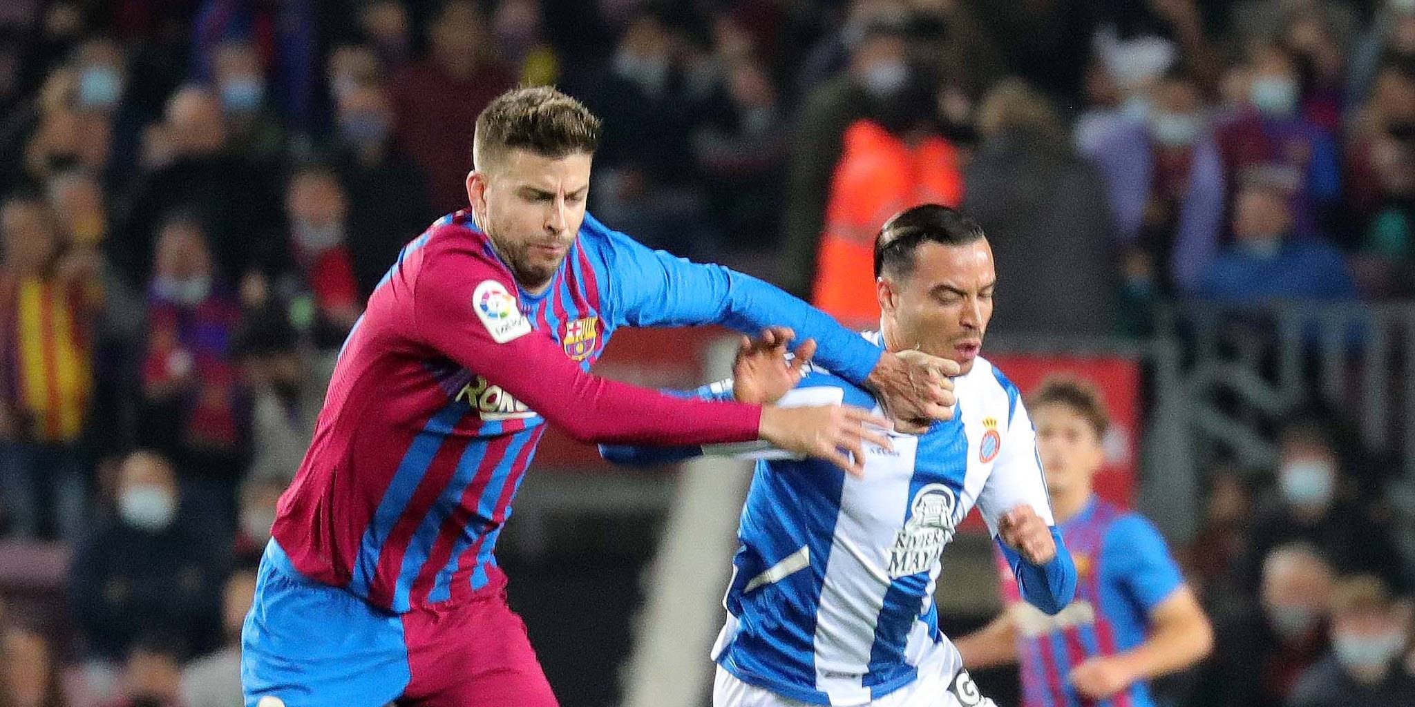 Gerard Piqué i Raúl de Tomás disputen una pilota | FC Barcelona