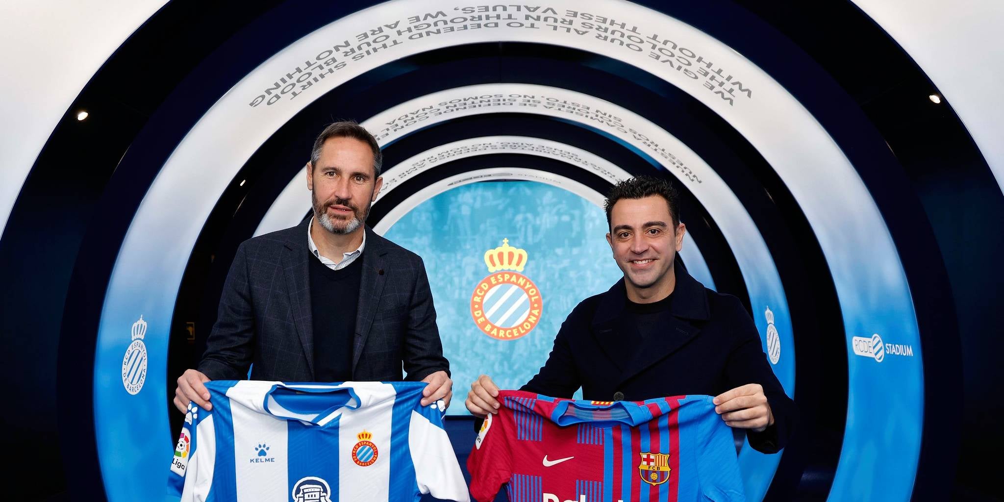 Vicente Moreno i Xavi Hernández posen amb les samarretes dels seus equips abans del derbi | RCD Espanyol