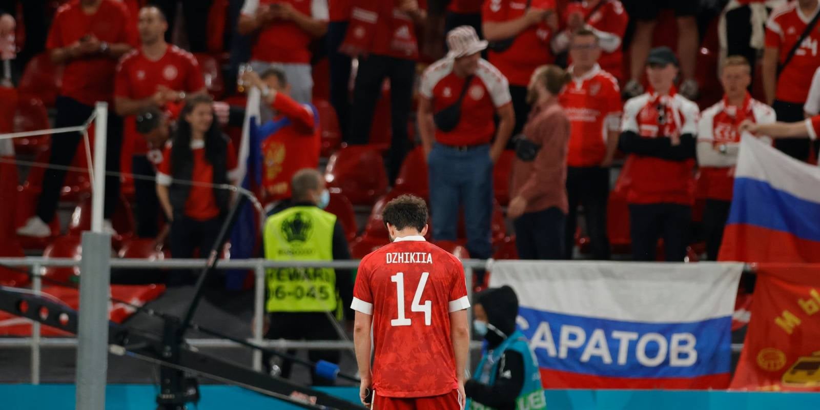 Dzhikiia, futbolista rus, es lamenta durant la passada Eurocopa després que Rússia caigués eliminada | @teamrussia
