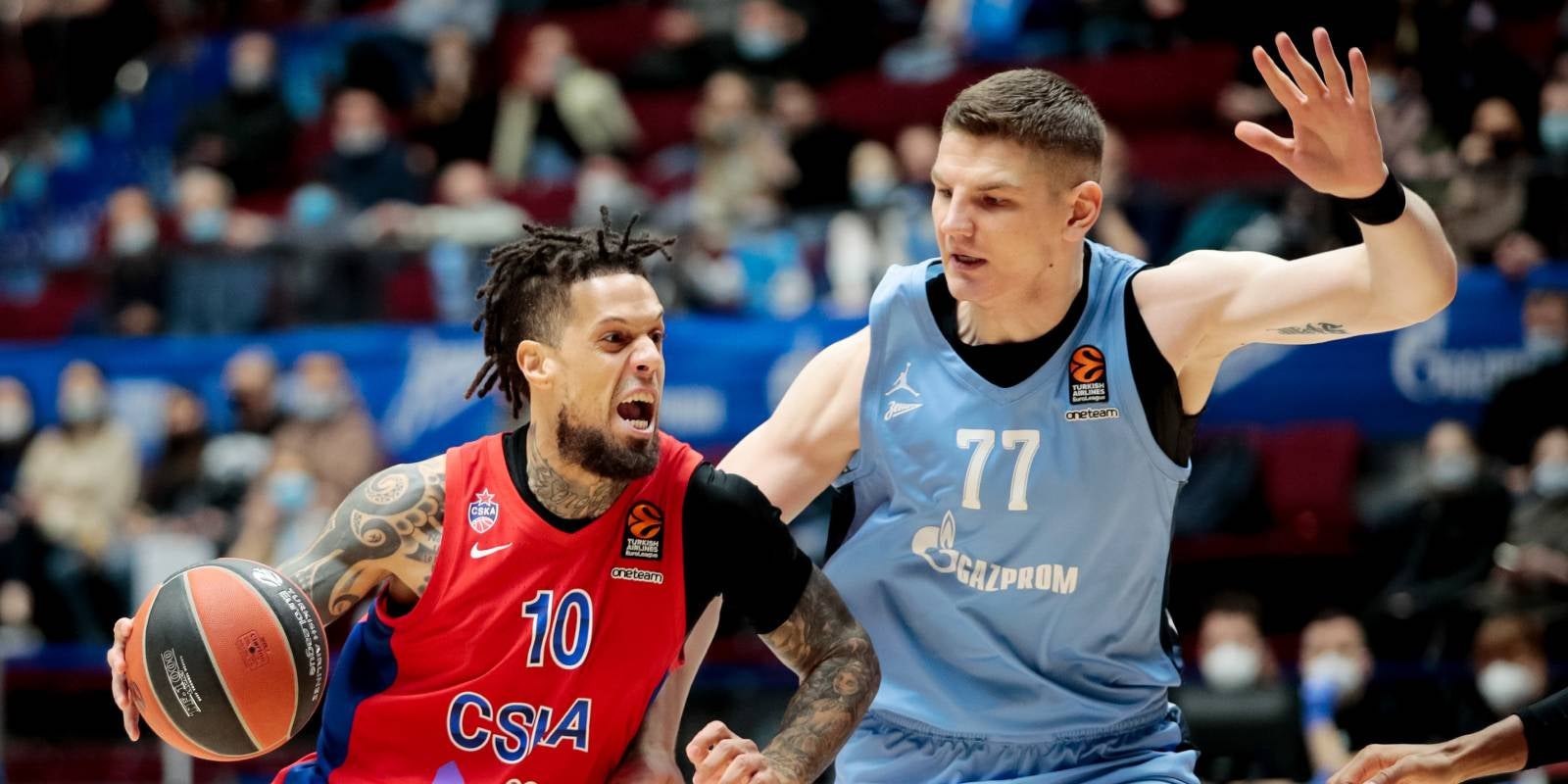 Daniel Hackett del CSKA duu la pilota davant Arturas Gudaitis del Zenit, la temporada passada | Europa Press