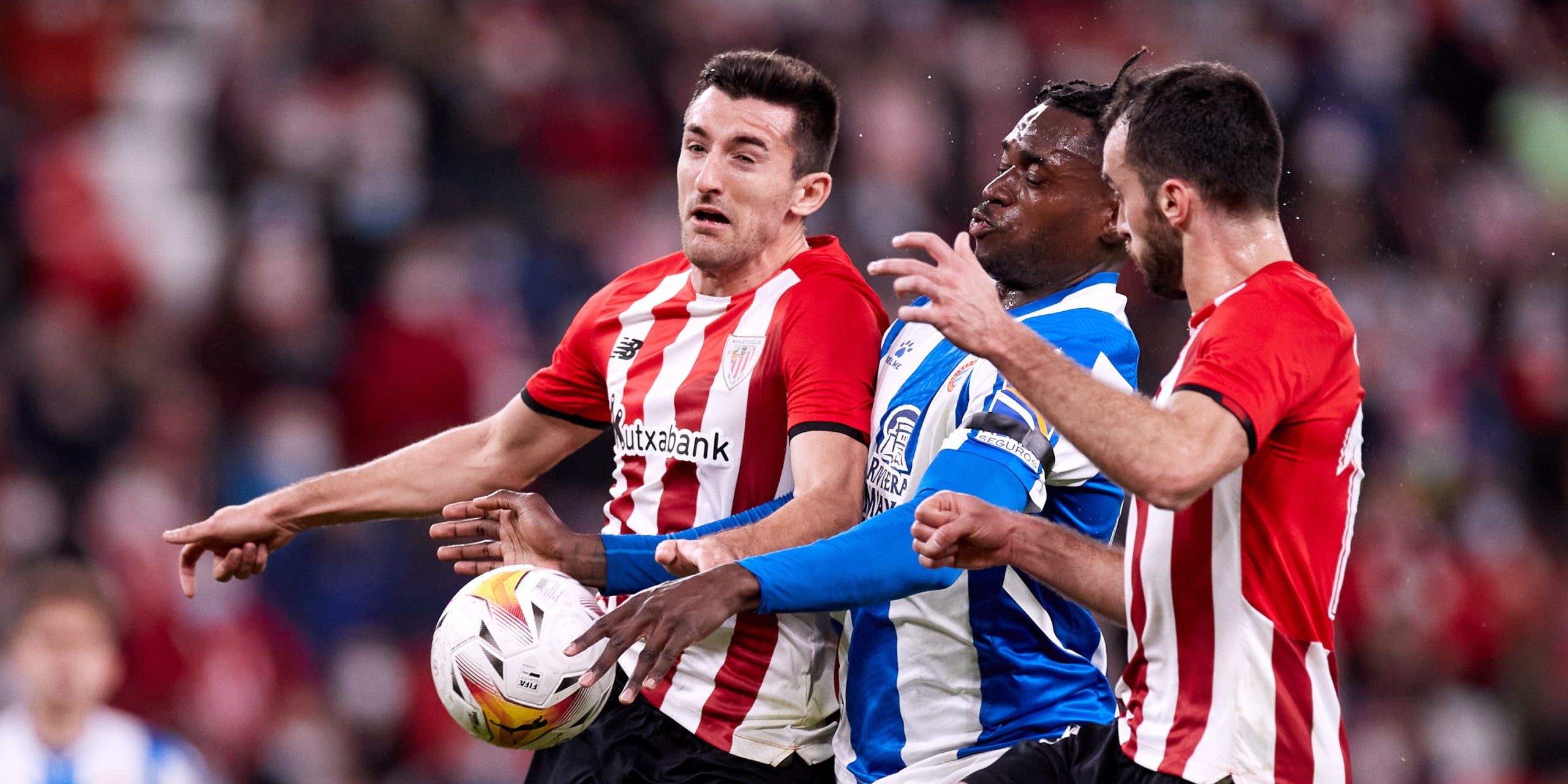 Landry Dimata pugna una pilota amb la defensa de l'Athletic | Europa Press