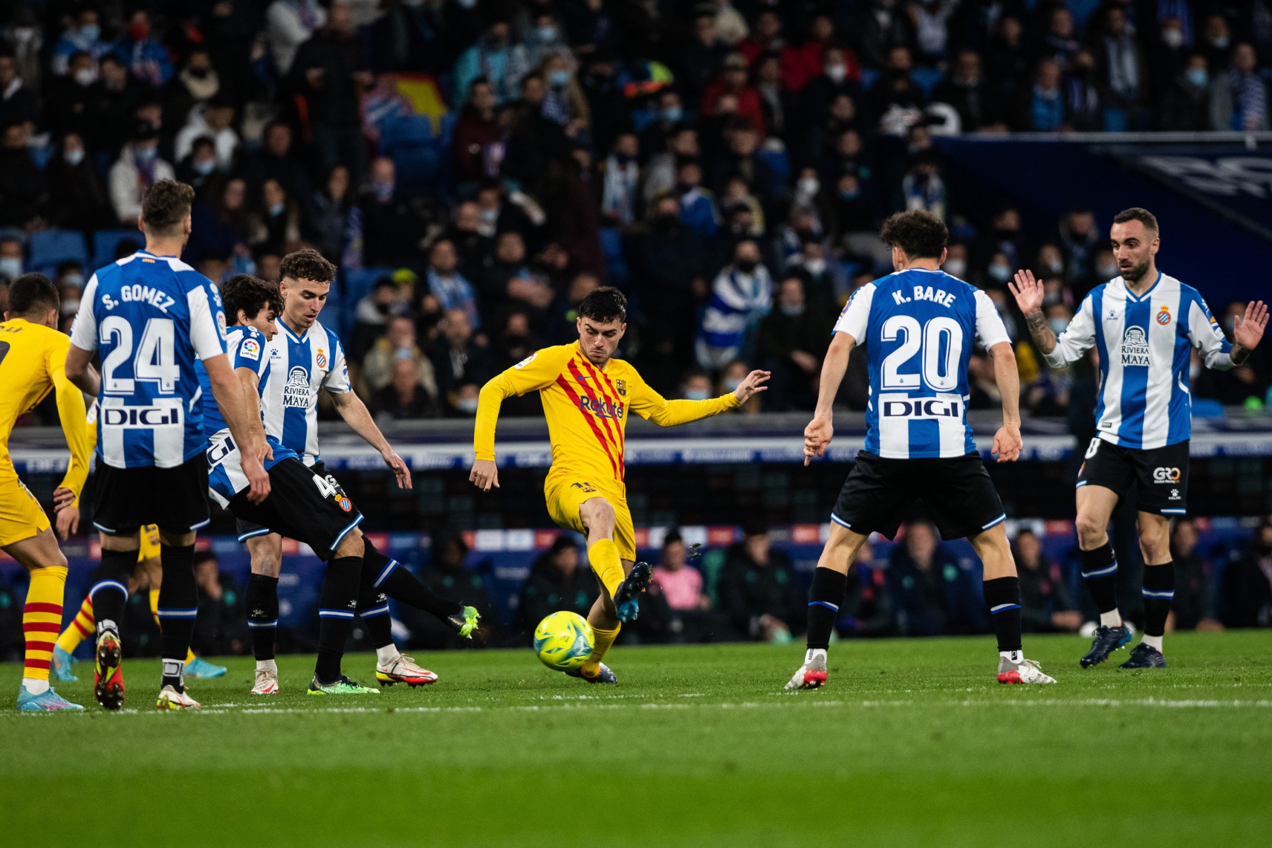 Pedri, envoltat de jugadors de l'Espanyol | Europa Press