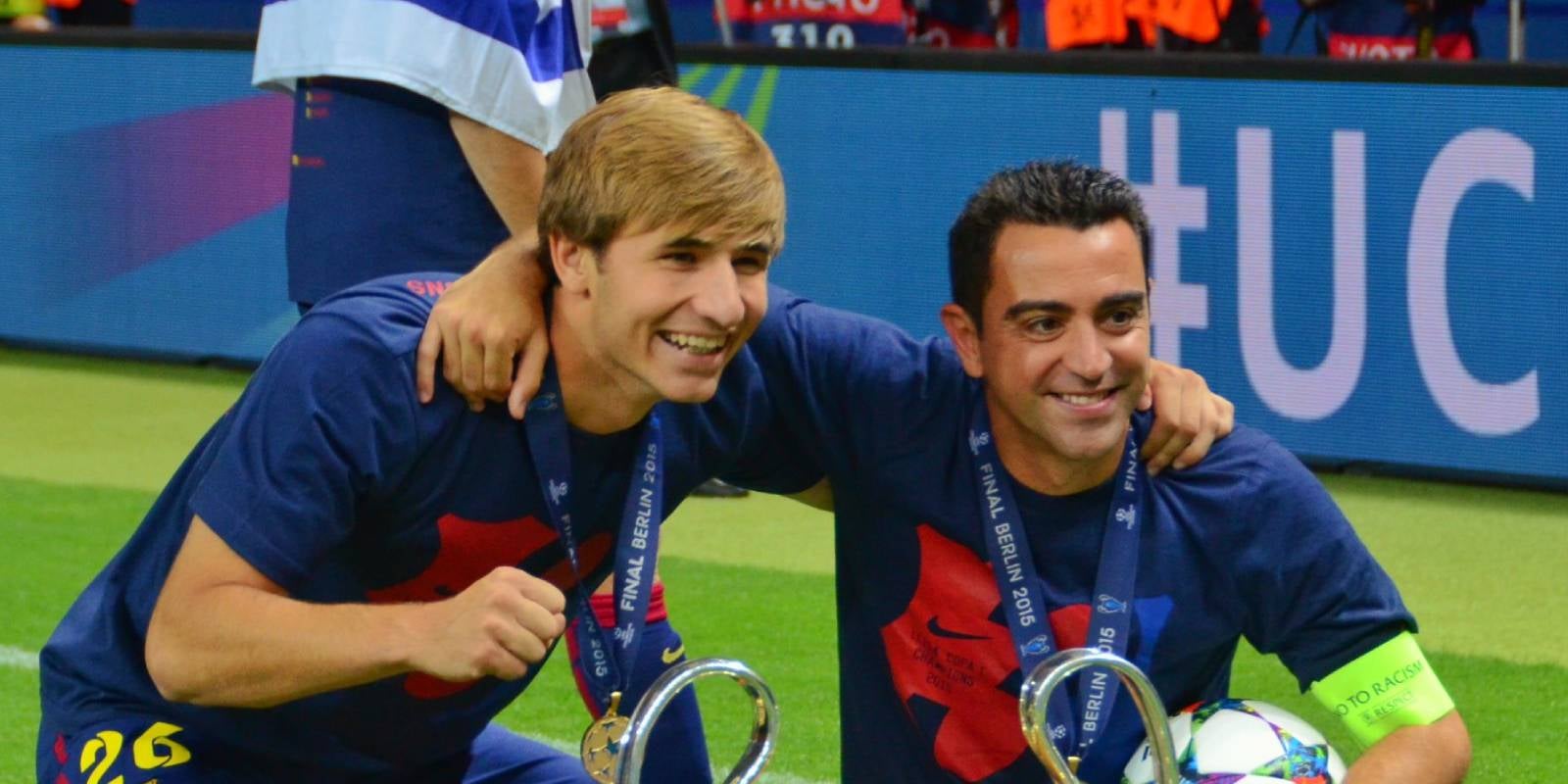 Sergi Samper posa amb Xavi Hernández després de guanyar la Champions a Berlín l'any 2015 | @SergiSamper