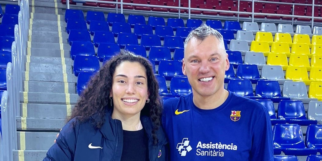 Ainhoa López y el entrenador del Barça de baloncesto masculino, Saras Jasikevicius | @ainhoalopezr8