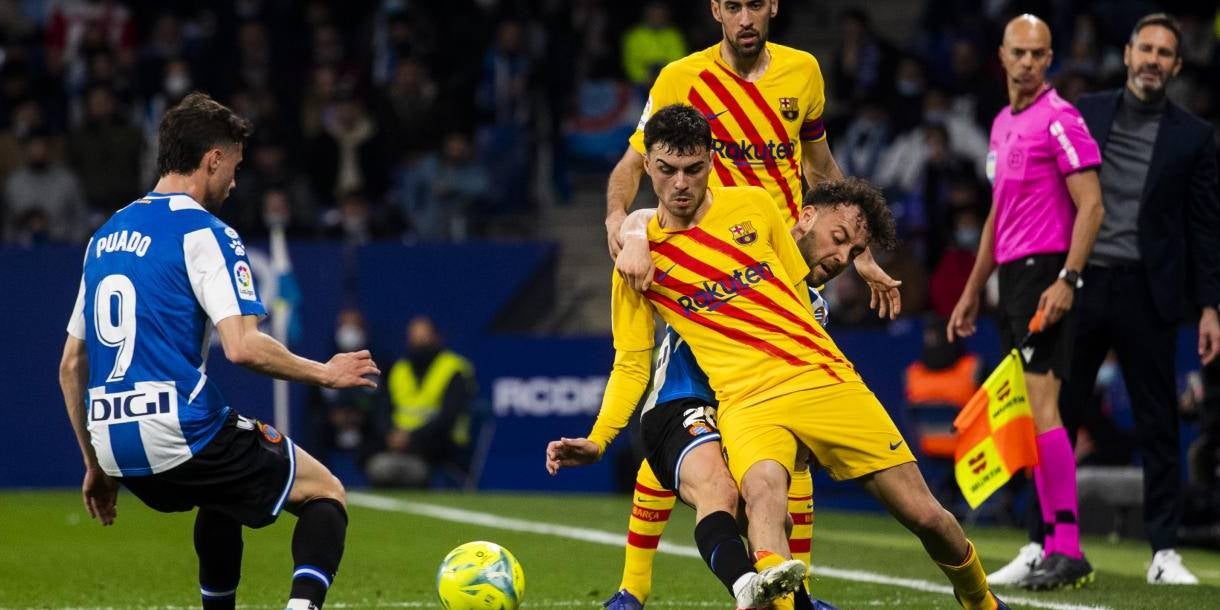 Els jugadors del Barça i l'Espanyol disputen una pilota | FC Barcelona