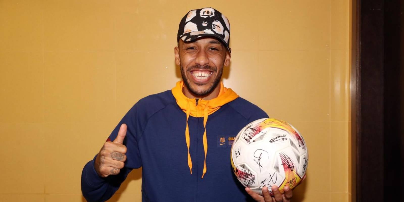 Aubameyang somriu amb la pilota del partit al qual ha marcat el seu primer hat-trick com a futbolista del Barça | FC Barcelona